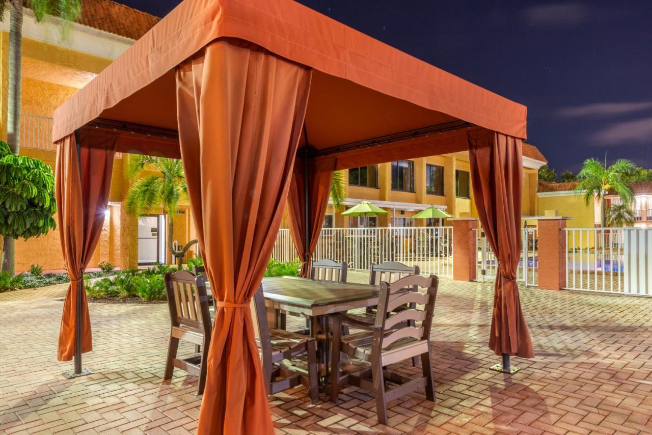 Quality Inn & Suites Conference Center New Port Richey Exterior photo